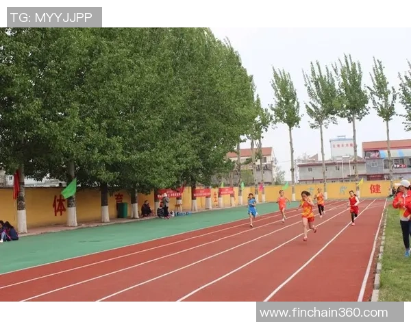 五彩斑斓的卡通动物们在绿茵场上尽情踢足球的欢乐瞬间